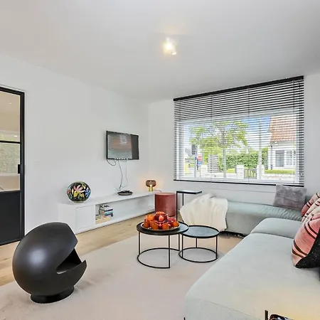 Beautifully Renovated House For 8 Persons With Sunny-garden In * Knokke-Heist
