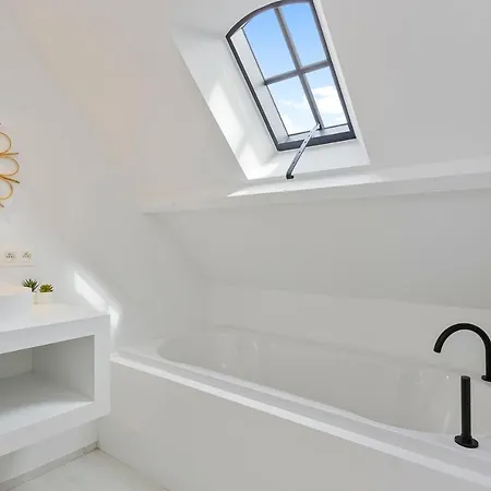 Estalagem Beautifully Renovated House For 8 Persons With Sunny-garden In *